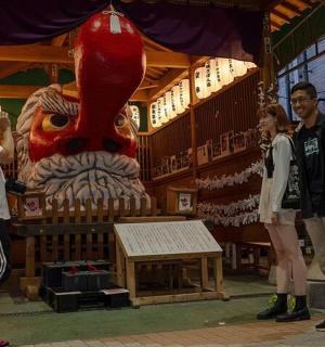 skupina lidí stojících před sochou