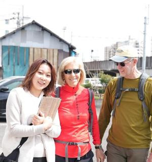 dvě ženy a muž stojící na ulici