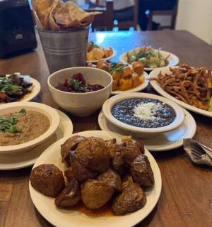 一张木桌，上面摆放着食物盘子