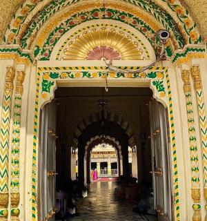 zdobená chodba v budově s tunelem