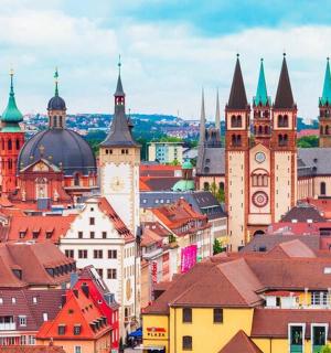 ein Blick auf eine Stadt mit Kirchen und Gebäuden