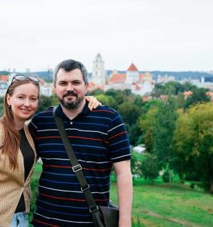 ein Mann und eine Frau posieren für ein Foto