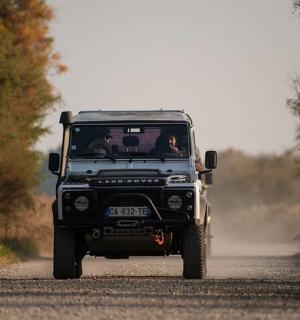 一辆吉普车在土路上行驶