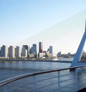 一座横跨河流的桥,背景是一座城市