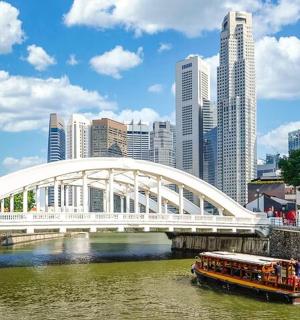 河中的一艘船,有一座白桥