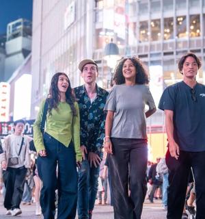 一群人走在城市街道上