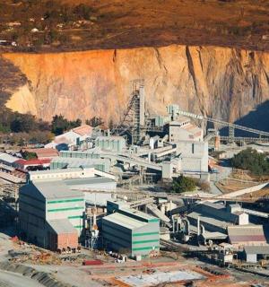 从空中俯瞰一座依山而建的大型建筑。