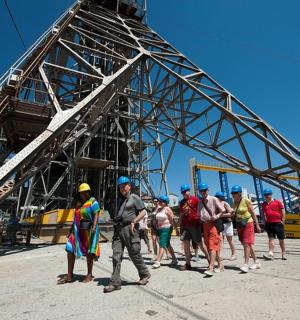 一群人站在桥前