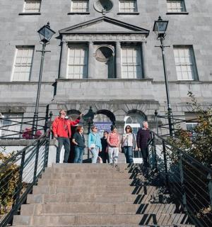 一群人站在建筑物前的楼梯上