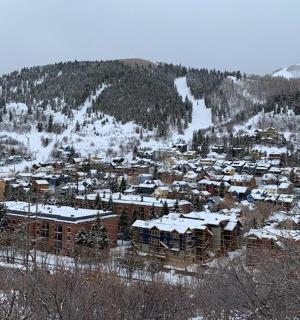 město na hoře je pokryté sněhem