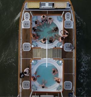 水中船的俯视图