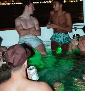 一群男人坐在水里喝酒
