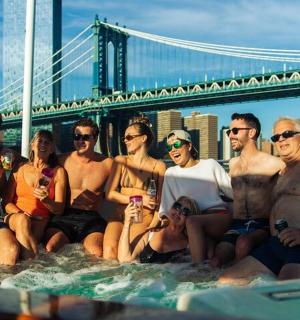 一群人坐在船上的水里