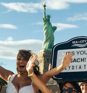 一群人站在自由女神像前