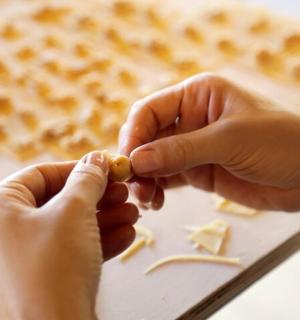 手里拿着食物的人