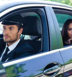 muž a žena sedící v autě