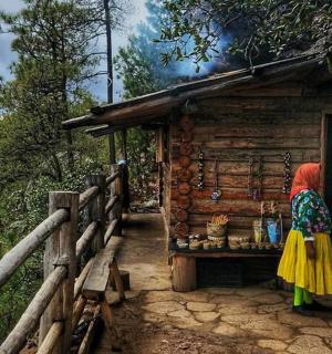 žena stojící před malou budovou