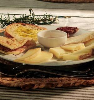 talíř snídaňového jídla s vejci a chlebem