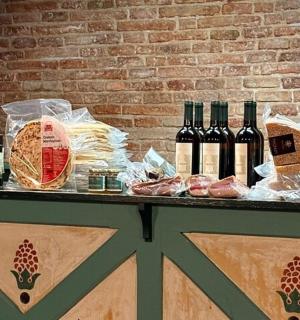 桌子上摆放着葡萄酒、面包和肉类。