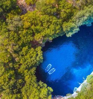 una vista cenital d'un gran llac blau al bosc