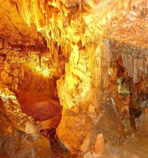 una cova amb glaçons a les parets i al sostre