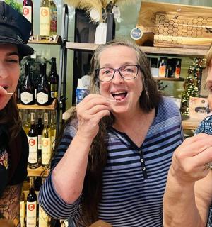 两名女子在酒铺里刷牙