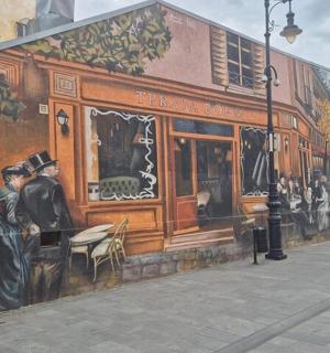 o pictură murală pe lateralul unei clădiri