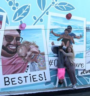 skupina lidí stojících na boku nákladního auta