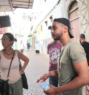 muž a žena stojící v uličce