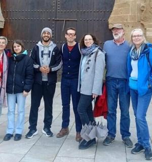 一群人站在一栋建筑物前