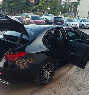 停车场里一辆黑色轿车，车门敞开