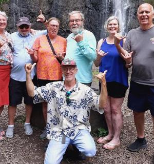 一群人站在瀑布前