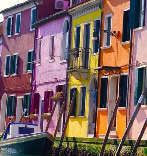 Skupina barevných domů s lodí ve vodě