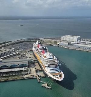 一艘大型游轮停靠在港口