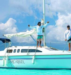 Zwei Männer stehen auf dem Dach eines Bootes im Meer