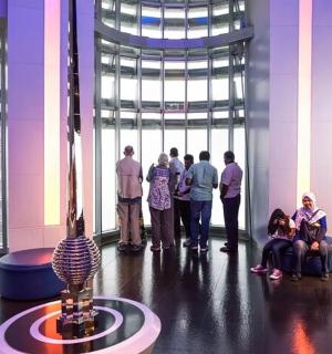 skupina lidí stojících v budově