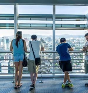 一群人从观景台上眺望这座城市