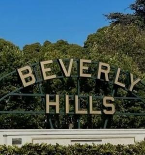 一块牌子上写着“日常山丘”