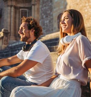 ein Mann und eine Frau sitzen auf einer Treppe