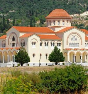 un grande edificio con una torre in cima a una collina