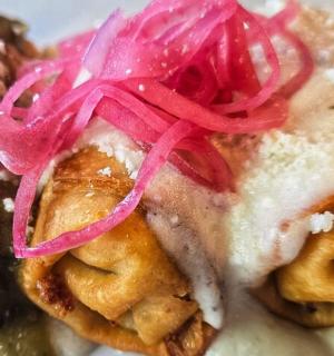 一块食物，上面放着红洋葱