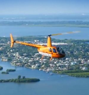 一架小型飞机飞越水域