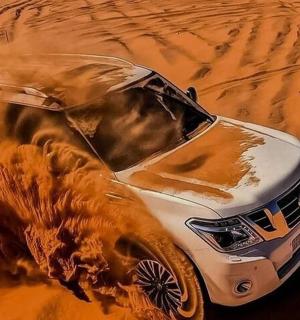 沙漠中的一辆汽车