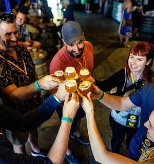 一群人举着啤酒杯