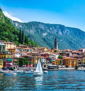 ein kleines Segelboot in einem Gewässer mit einer Stadt