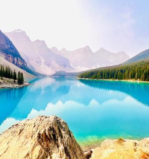 可以看到蓝色湖泊、树木和山脉