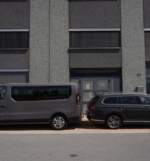 dvě auta zaparkovaná před budovou