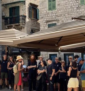 一群人站在伞下