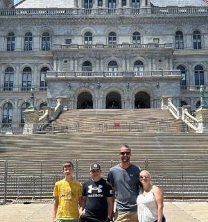 一群人站在一栋建筑物前