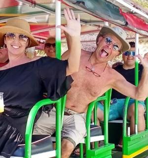 hópur fólks sem ferðast í strætó